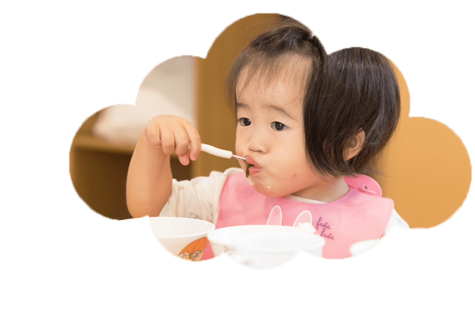 ご飯を食べている園児の画像